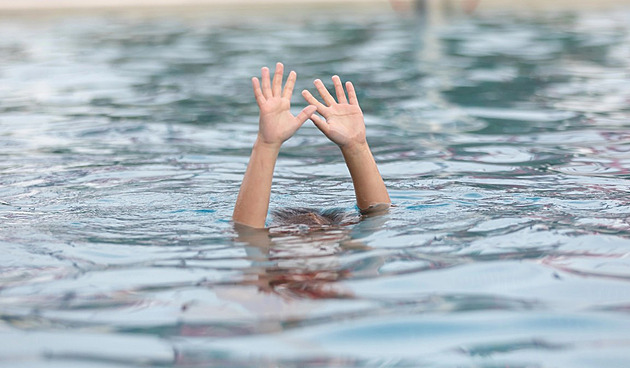 V Dolních Beřkovicích na Mělnicku utonul muž. Cyklista se ho pokusil zachránit