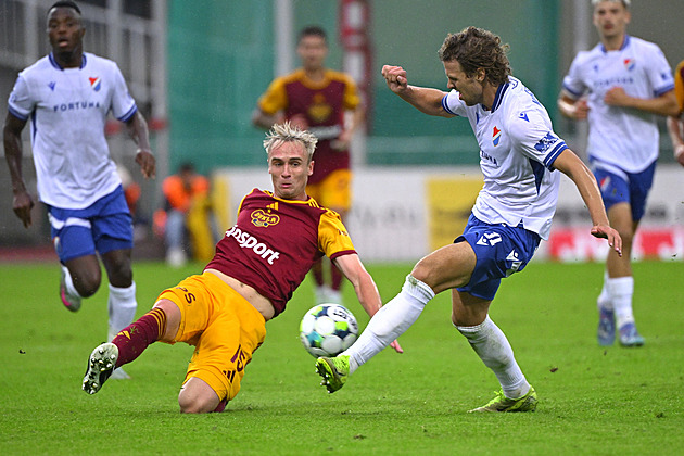 Dukla - Ostrava 1:1, dělba bodů na Julisce, trenér Hapal dostal červenou kartu