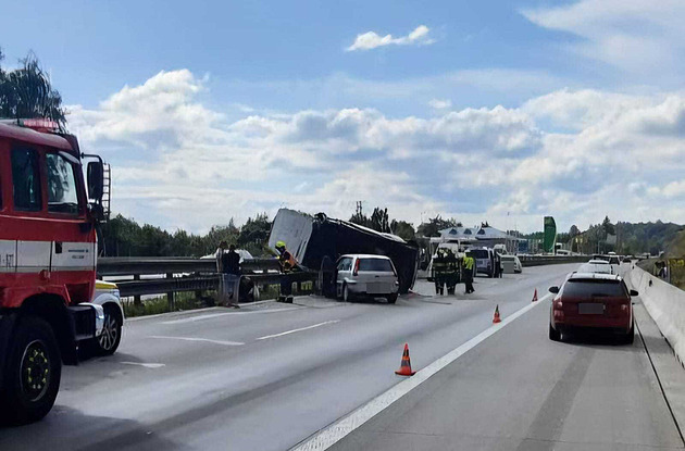 VIDEO: Dodávka ve svodidlech. Nehoda několika aut na D1 vytvořila dlouhé kolony