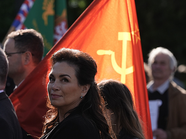 Stačilo! tvrdí, že vláda kopíruje diktatury. Varuje před „studeným pučem“